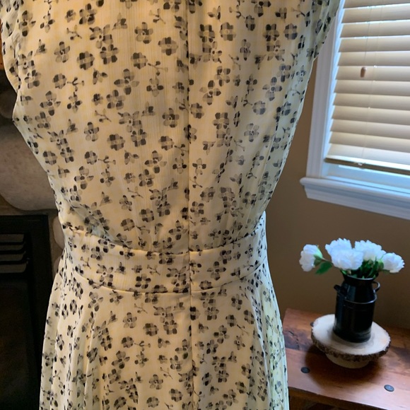 Sleeveless flower dress - Picture 7 of 12